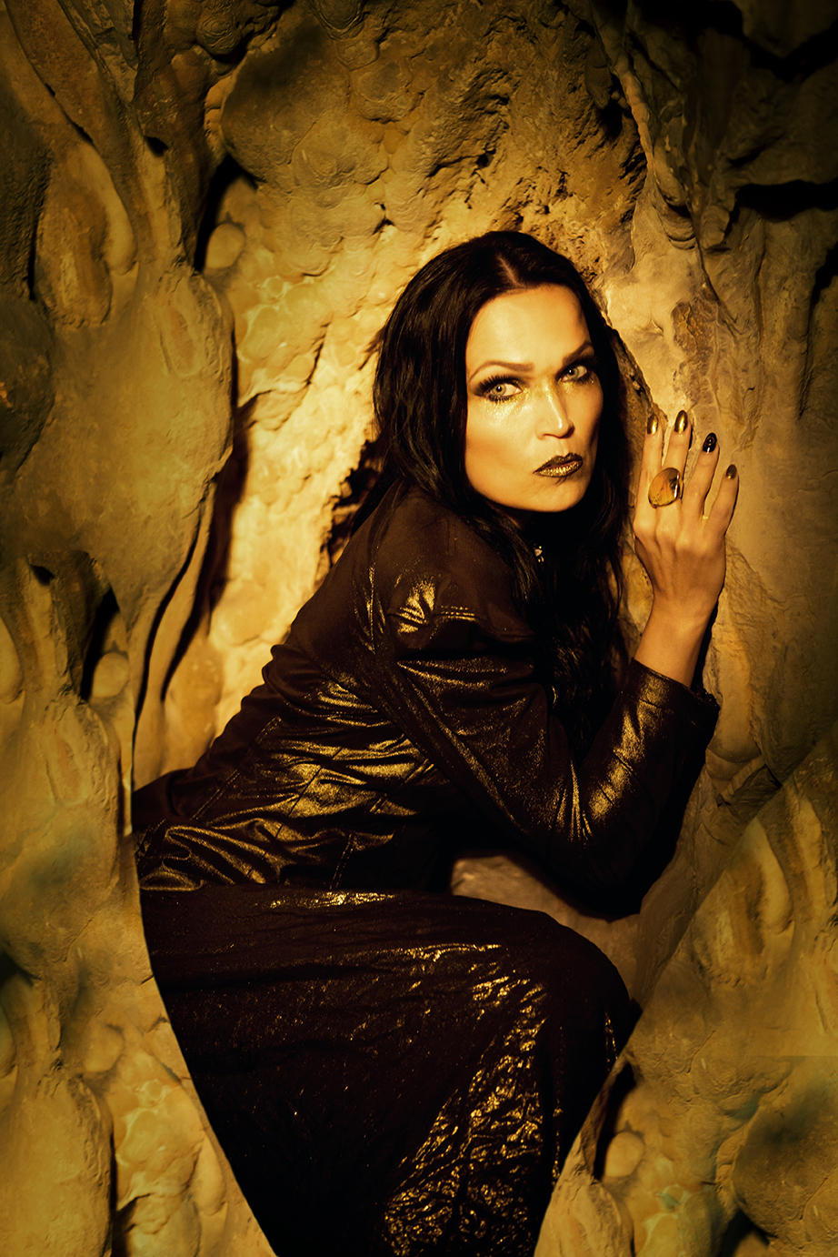 Tarja_In The Raw_press pictures_copyright earMUSIC_credit Tim Tronkoe (8) (1)